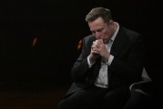 算命周易特斯拉股价收涨超3%：特朗普无意沟通，马斯克父亲劝儿子低头