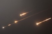 算命周易伊朗以导弹齐射回应以色列的大规模袭击